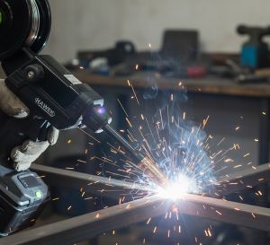 Инверторен телоподаващ апарат без газ Hawek 400A – професионално заваряване с една ръка